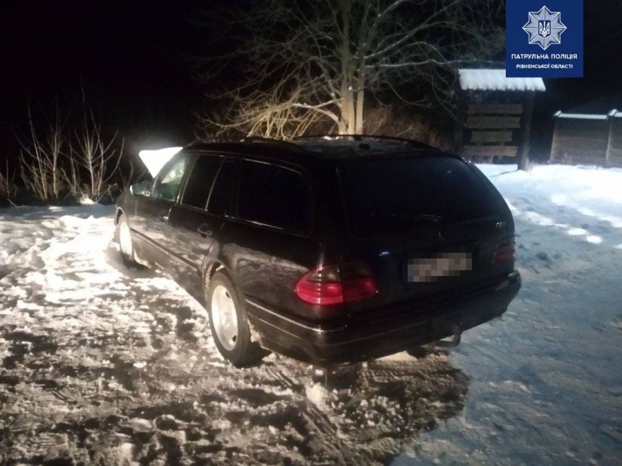 Біля Рівного поліцейські зупинили автомобіль шляхом блокування