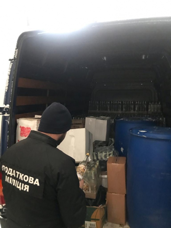 Більше 3 тонн фальсифікованого алкоголю виявили в автомобілі рівнянина