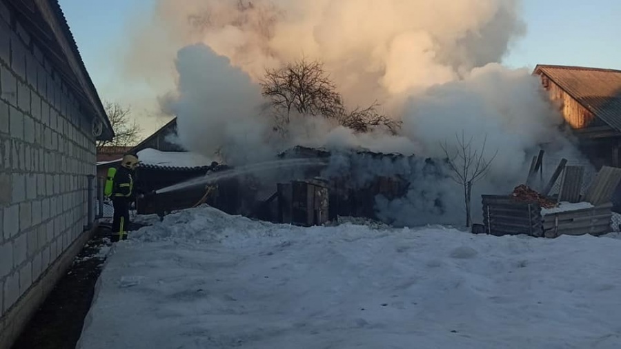 В Сарнах під час пожежі ледь не вибухнув газовий балон (+ВІДЕО)