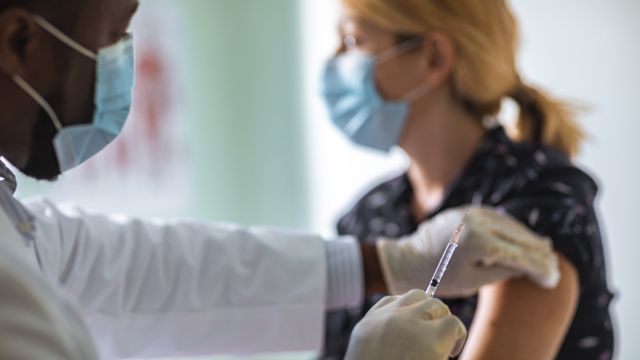 На вакцинацію від COVID-19 можна записатися по телефону або онлайн