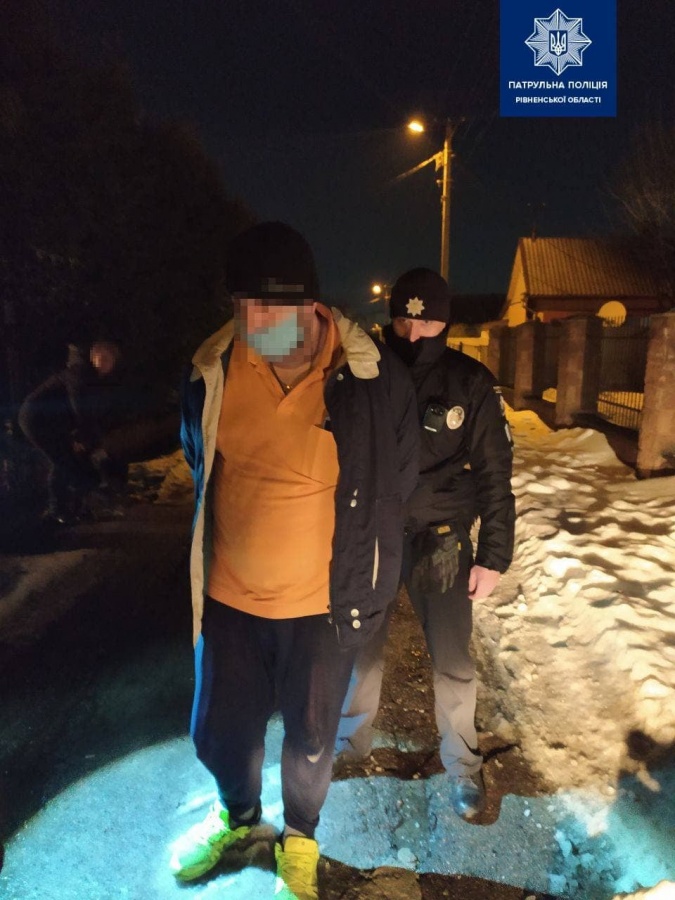 У Рівному чоловік напав на перехожого і пограбував його