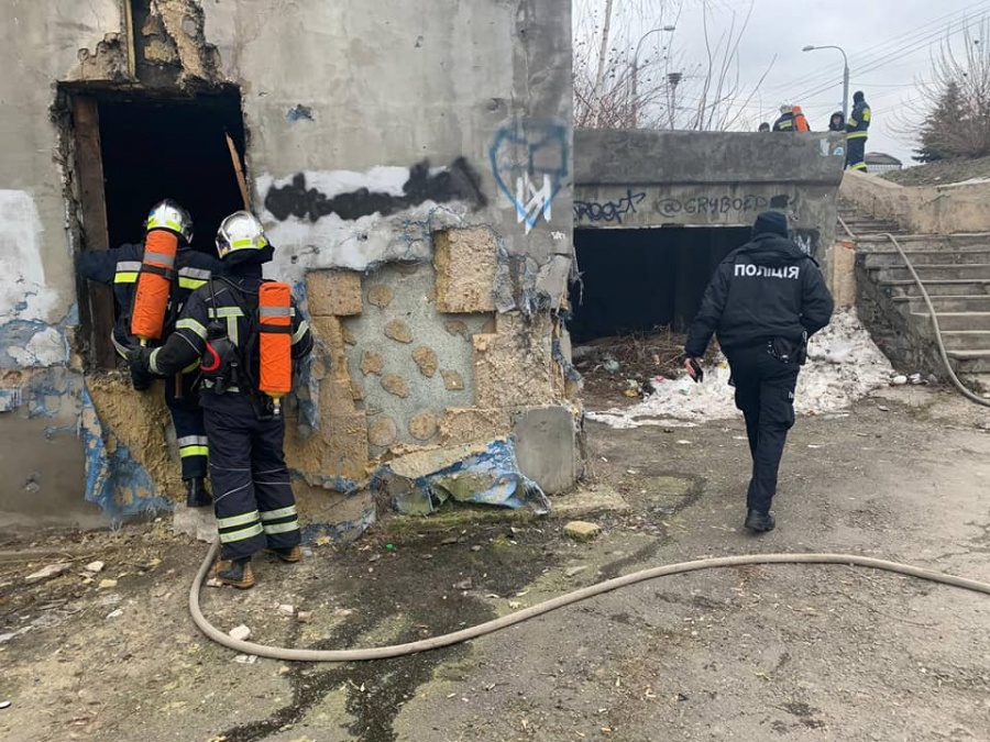 У Рівному під час пожежі вогнеборці врятували безхатченка