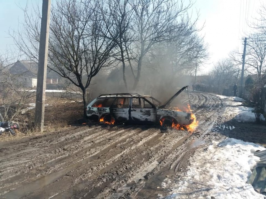 У Рівненському районі згорів дотла автомобіль