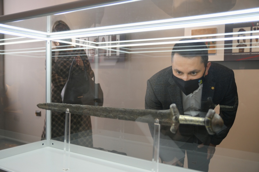 На Рівненщині презентували стародавній меч, якому близько 1000 років