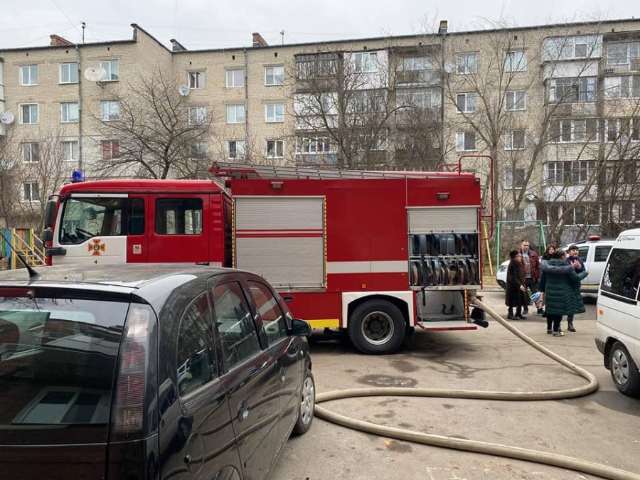 У Рівному під час пожежі евакуювали 15 мешканців багатоповерхівки (+ФОТО)