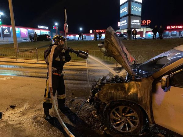 У Рівному горів автомобіль (+ФОТО)