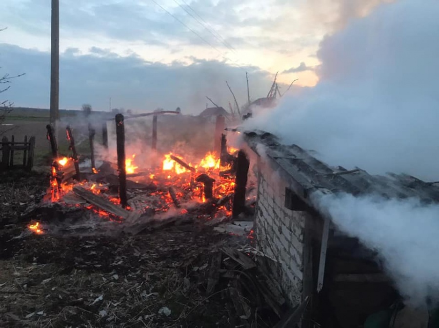 У Рівненському районі згоріло приватне господарство (+ФОТО)