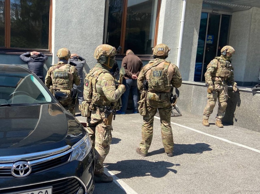 У Рівненській ОДА були постріли, вибухи та взято заручників