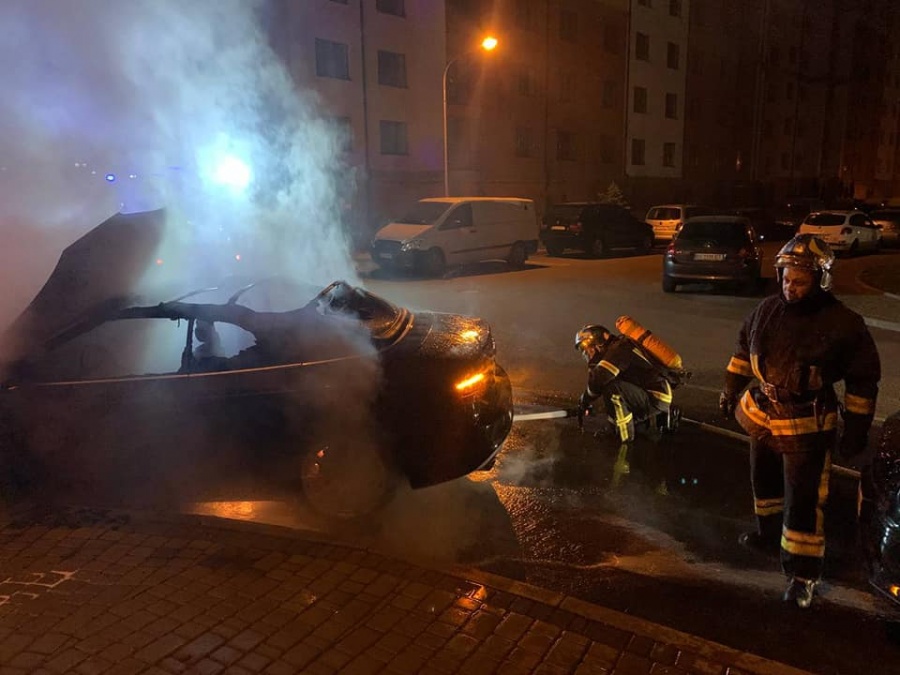 У Рівному вночі горів автомобіль (+ФОТО)