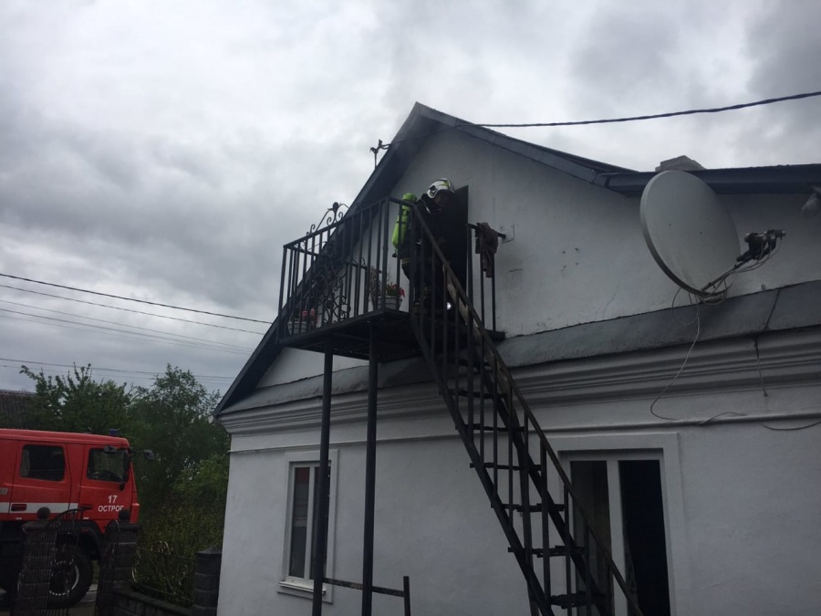 У Рівненському районі горів будинок (+ФОТО)
