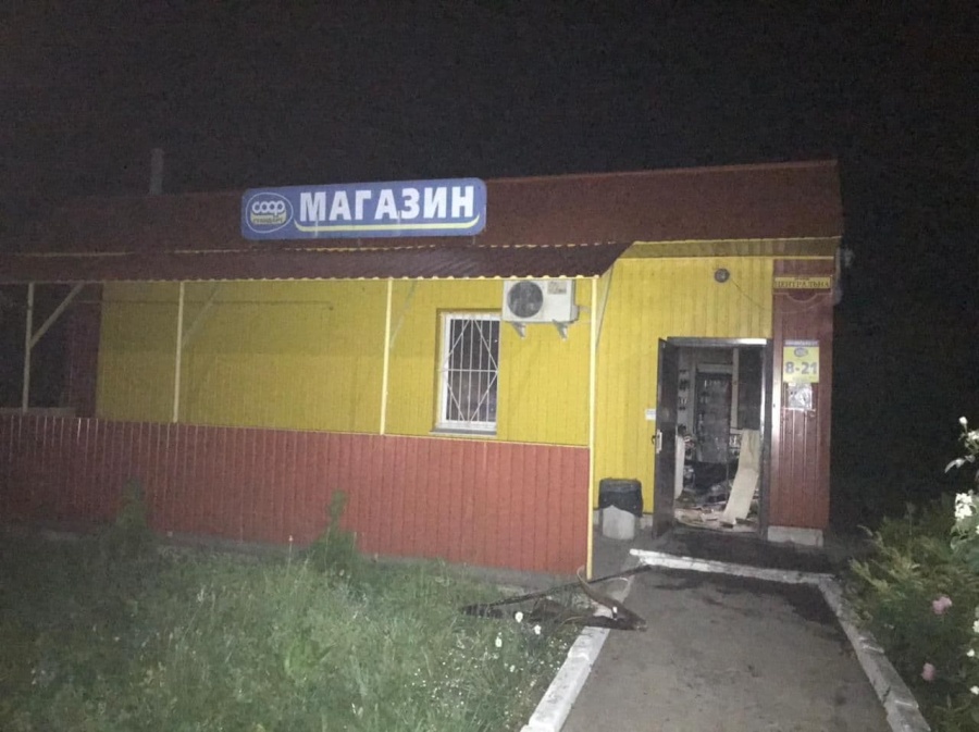 У Рівненському районі горів продуктовий магазин (+ФОТО)