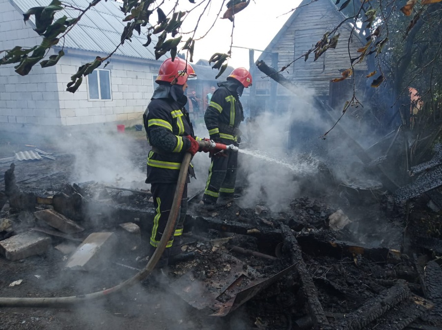 На Рівненщині згорів гараж разом з автомобілем і мотоциклом