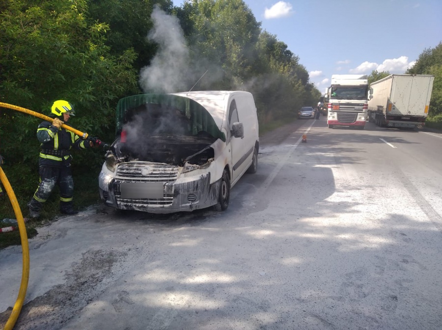 У Рівненському районі під час руху загорівся автомобіль