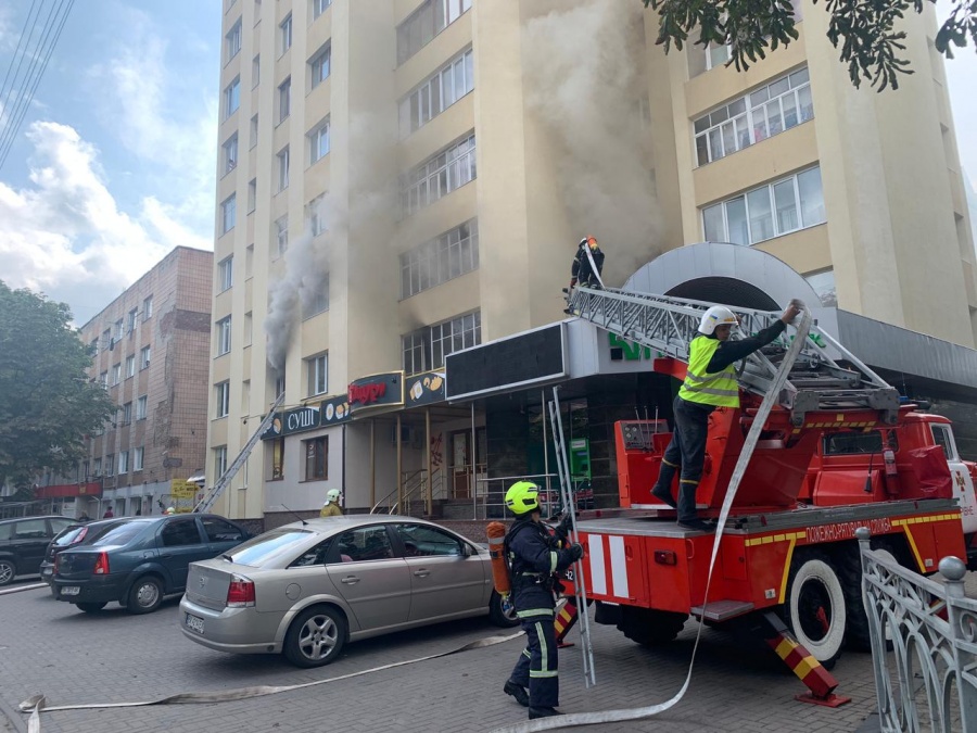 У Рівному сталася пожежа в багатоквартирному будинку
