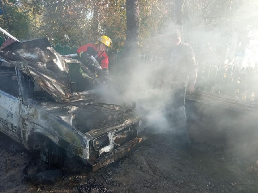 Полум'я з автівки ледь не поширилося на весь будинок