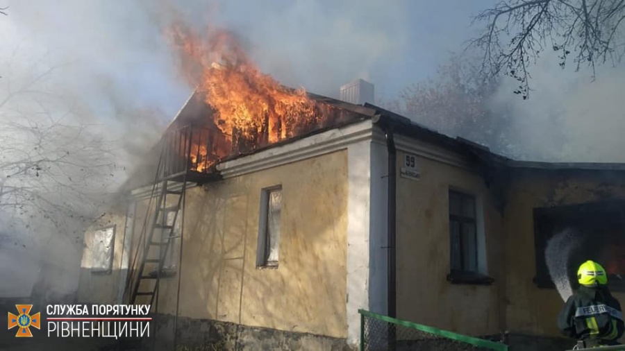 У Рівненському районі горів житловий будинок