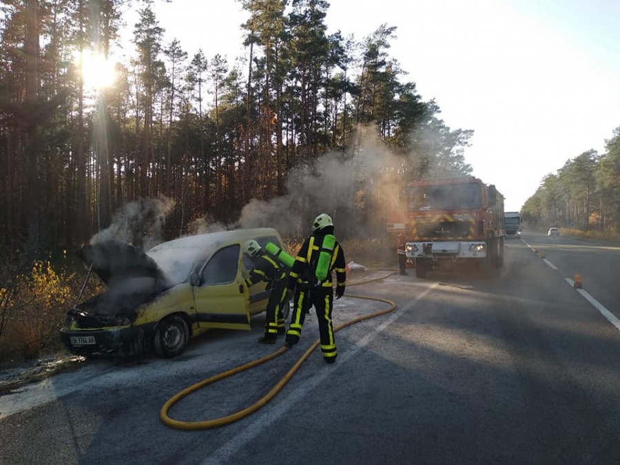На Рівненщині під час руху загорівся автомобіль