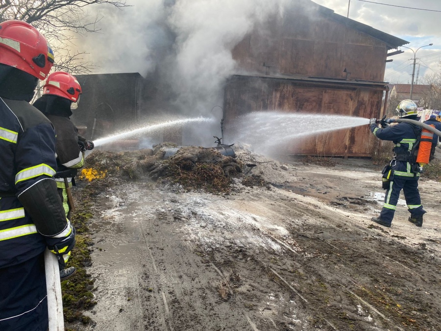 В Рівному пожежники гасили займання будівельного сміття