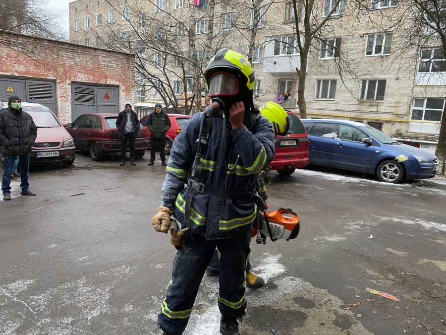 У Рівному вогнеборці врятували чоловіка із задимленого приміщення квартири
