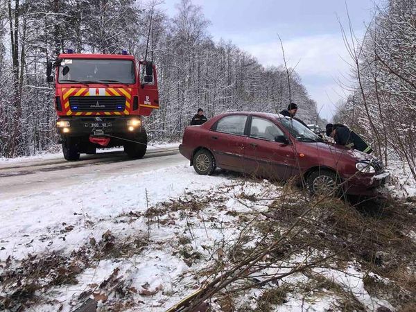 Рятувальники Рівненщини закликають водіїв дотримуватися правил дорожнього руху
