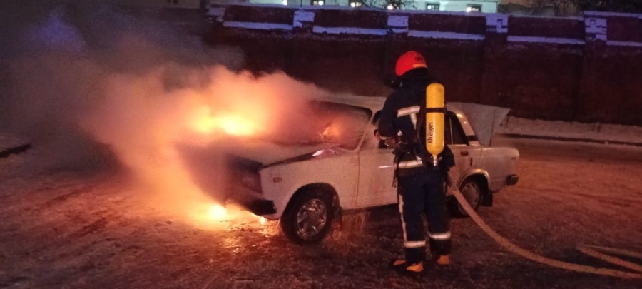 У Рівному горів легковий автомобіль