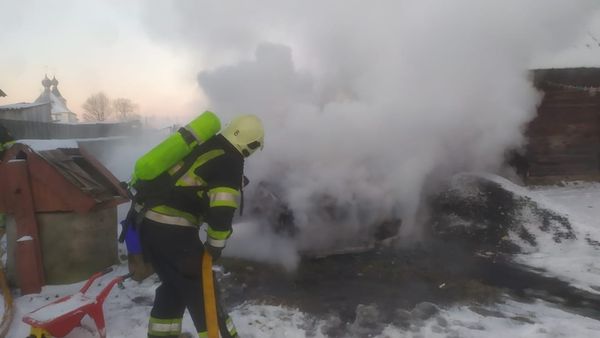 В Сарнах горів легковий автомобіль (+ФОТО)