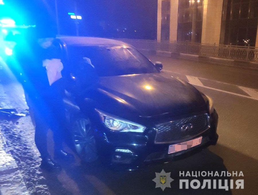 На Рівненщині з СТО викрали "Infiniti"