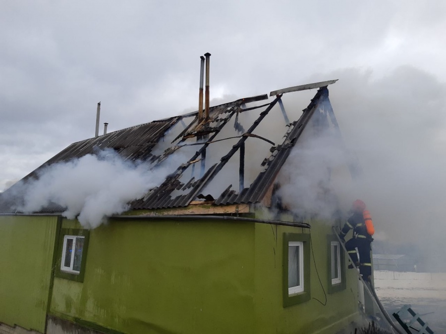 У Рівненському районі горів житловий будинок
