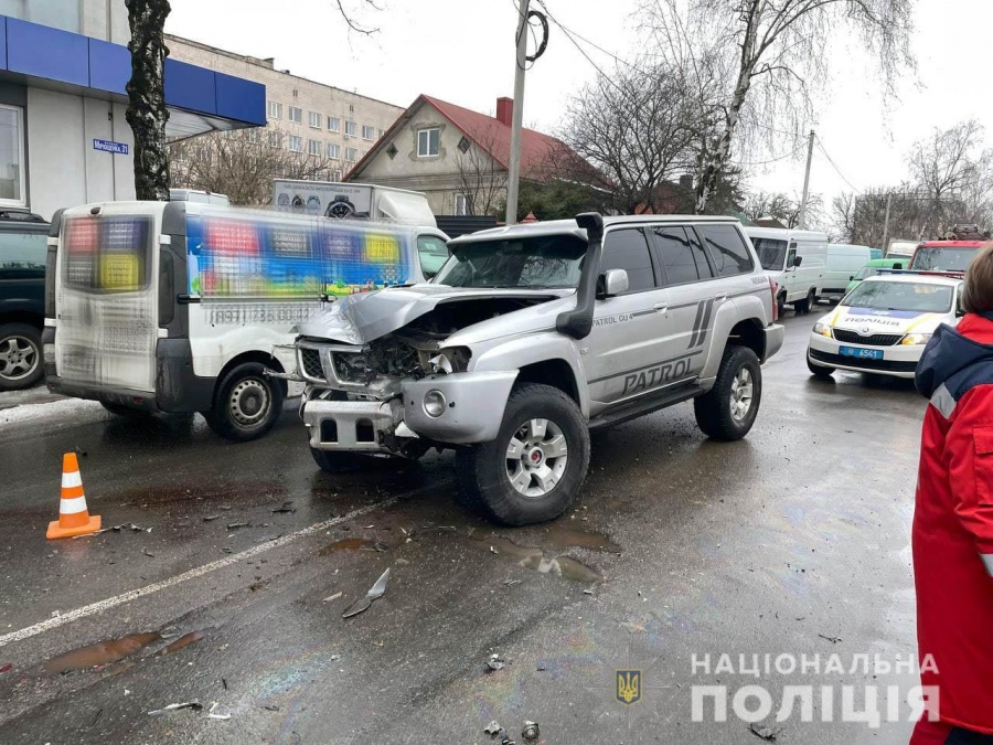 Потрійне зіткнення у Рівному: постраждали двоє водіїв та пасажирка