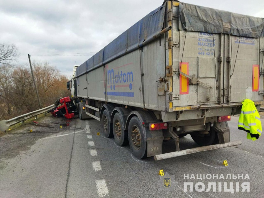 Дубенські слідчі встановлюють обставини ДТП за участю трактора та вантажівки