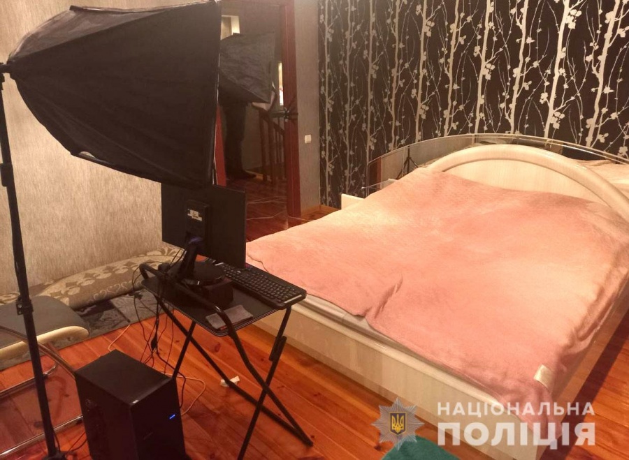 У Рівному поліцейські виїхали на виклик про бійку, а викрили порностудію