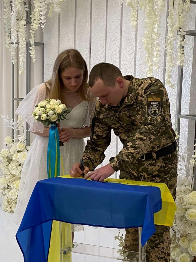 У Рівному від початку війни уклали 8 шлюбів з військовослужбовцями за спрощеною процедурою