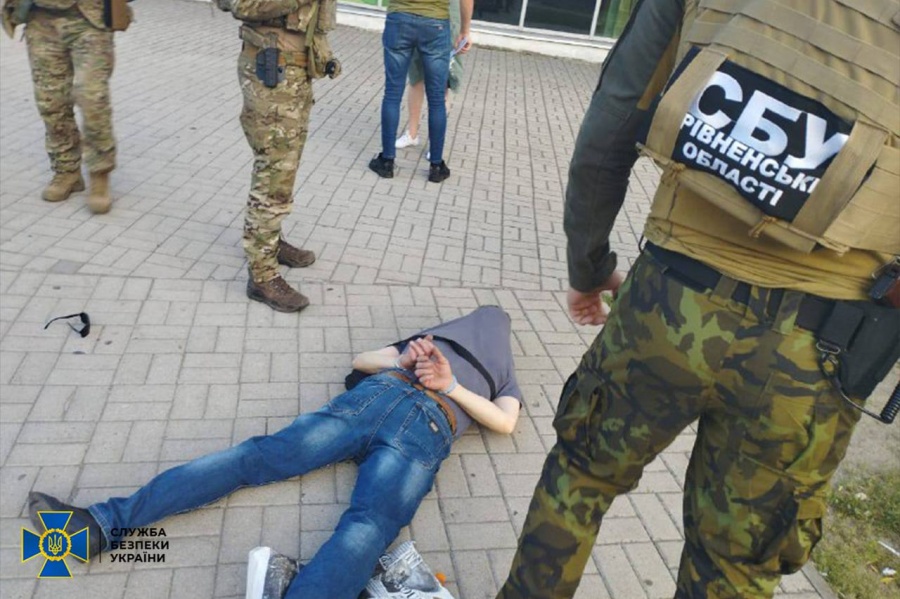 СБУ Рівненщини затримала агента рф, який корегував ракетні удари по Запоріжжю в обмін на керівну посаду в разі окупації міста