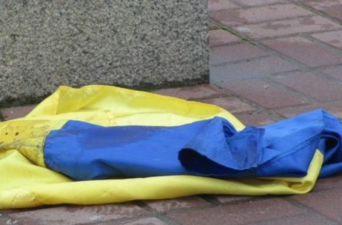 РІВНЯНИНА СУДИТИМУТЬ ЗА НАРУГУ НАД ДЕРЖАВНИМ ПРАПОРОМ УКРАЇНИ   