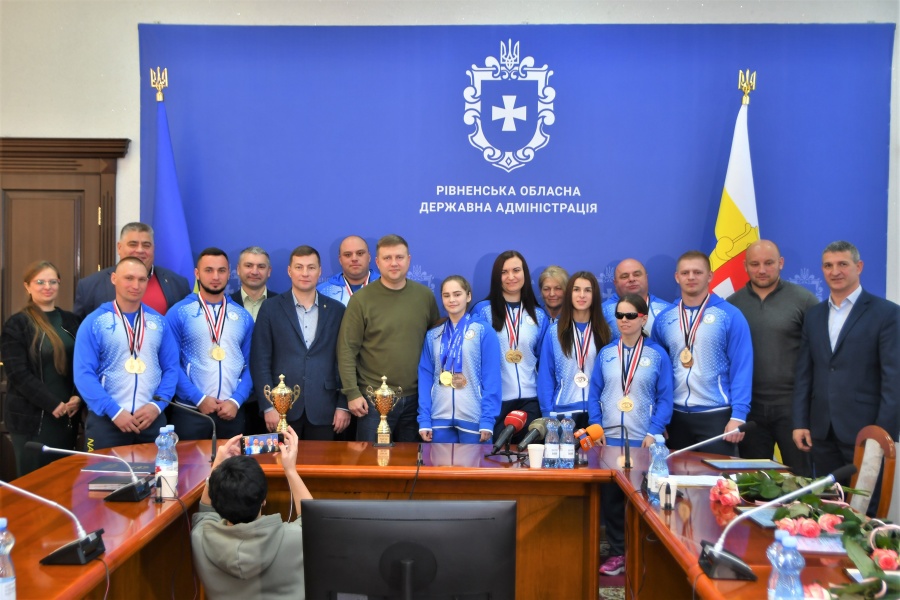 У Рівненській ОДА привітали світових чемпіонів з пауерліфтингу