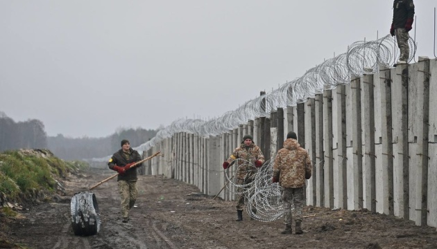 Україна на кордоні з білоруссю встановлює залізобетонний паркан