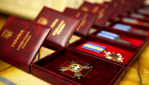 Глава держави нагородив 573 захисників України, 283 – посмертно