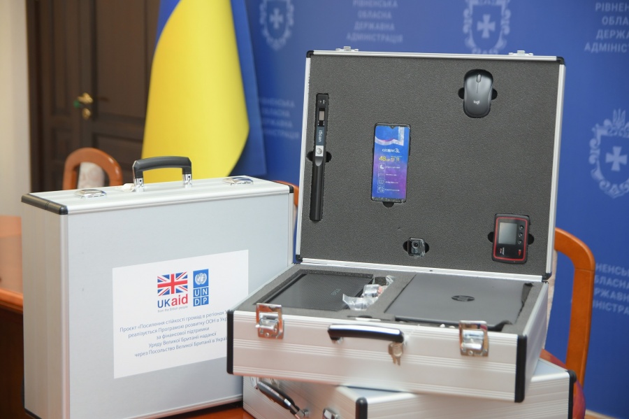 Громади Рівненщини отримали «мобільні кейси» для надання адмінпослуг
