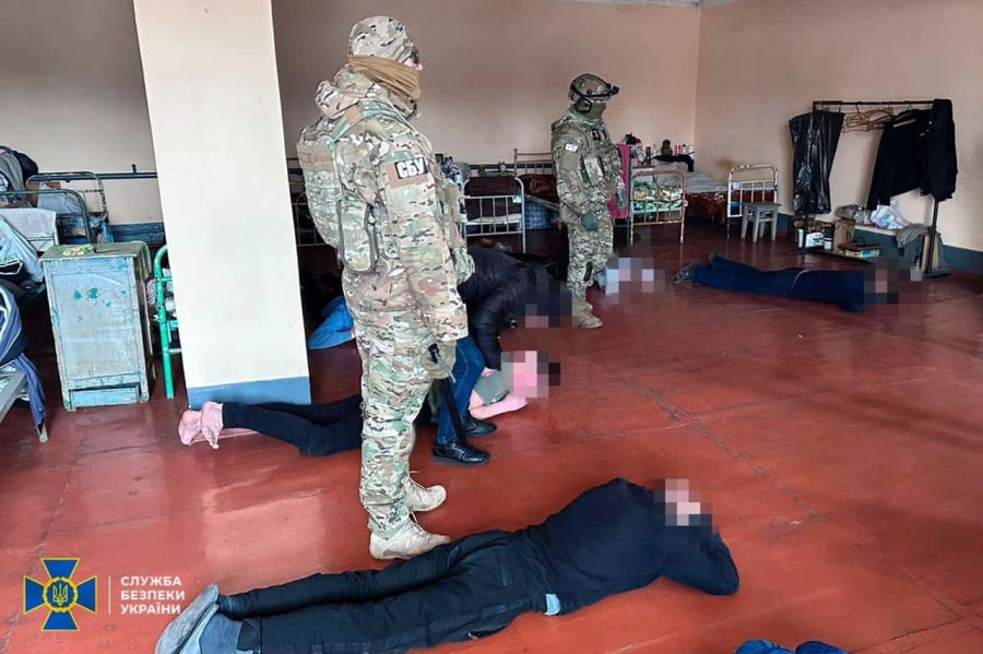 СБУ викрила в’язнів Рівненської колонії, які виманювали гроші у родичів українських військовополонених