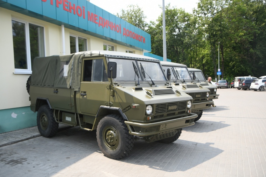 Три автомобілі з Рівненщини передано для потреб ЗСУ