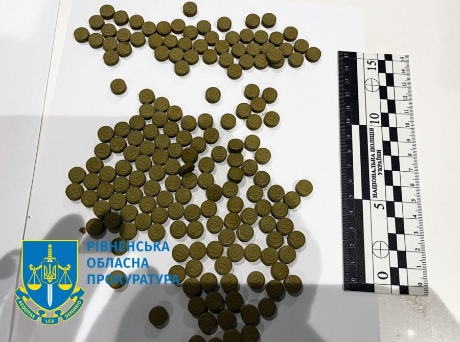 У РІВНЕНСЬКОГО НАРКОТОРГОВЦЯ ВИЛУЧИЛИ ПСИХОТРОПНИХ РЕЧОВИН НА МАЙЖЕ 4 МЛН