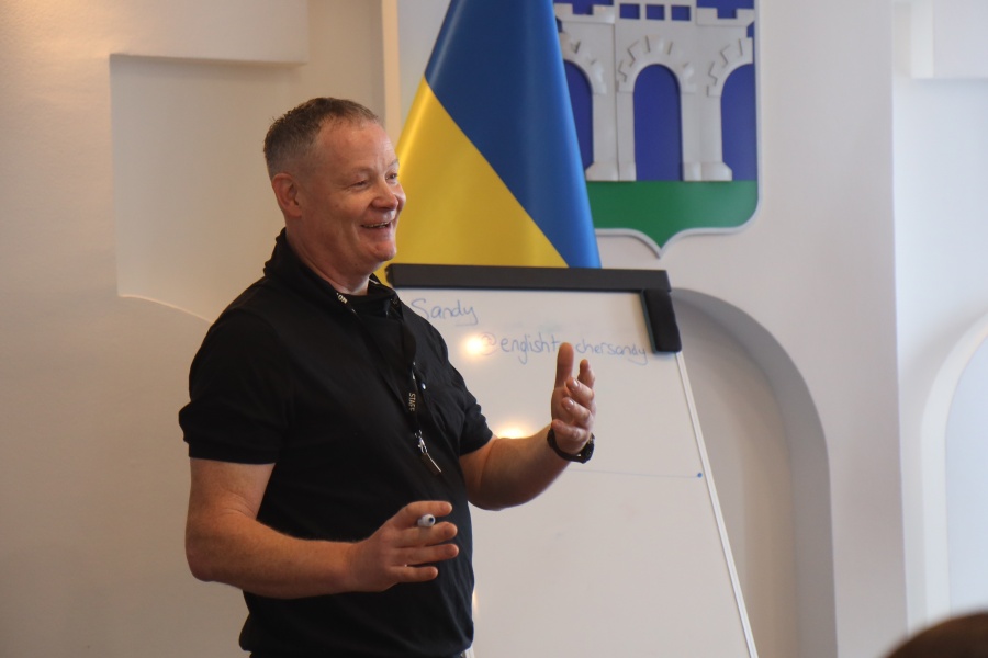 Британець безкоштовно навчає англійської мови рівнян