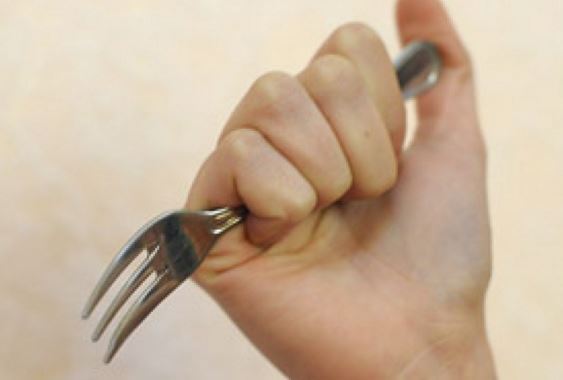6 РОКІВ ЗА ҐРАТАМИ ПРОВЕДЕ СИН, ЯКИЙ ВДАРИВ МАТІР ВИДЕЛКОЮ В ОКО