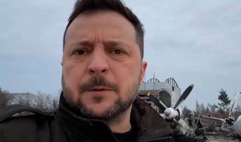 Зеленський звернувся до українців з Гостомеля на тлі уламків літаків