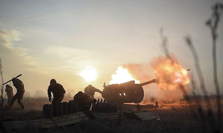 Ворожі російські війська продовжують обстрілювати українців: є поранені