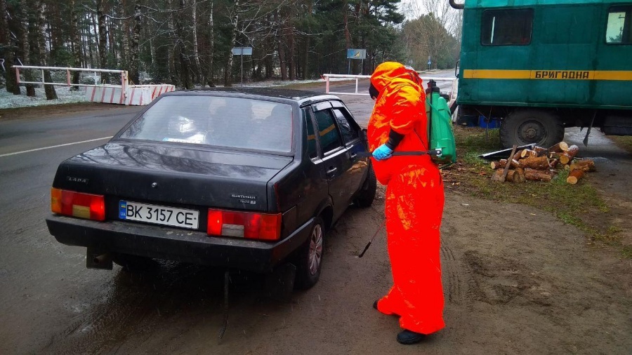 177 автомобілів за добу продезінфікували рятувальники на Рівненщині (+ФОТО)