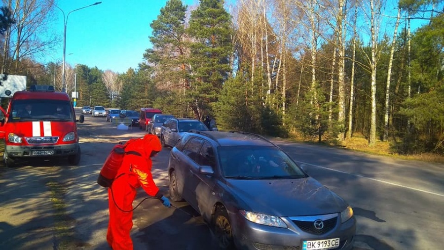 У Вараші рятувальники щодоби дезінфікують автомобілі (+ФОТО)
