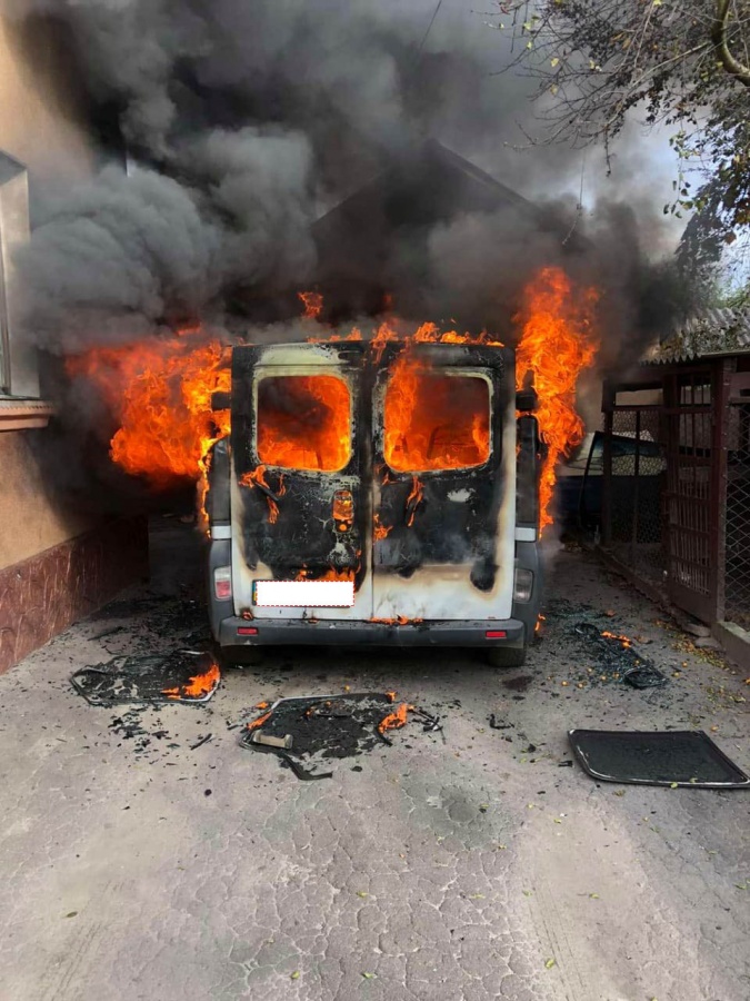 У Радивилові через палаючий автомобіль ледь врятували будинок та інші будівлі