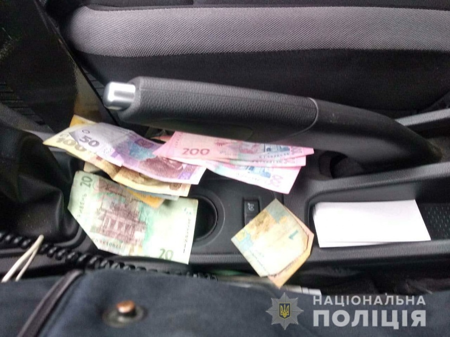 Нетверезий водій намагався підкупити поліцейських