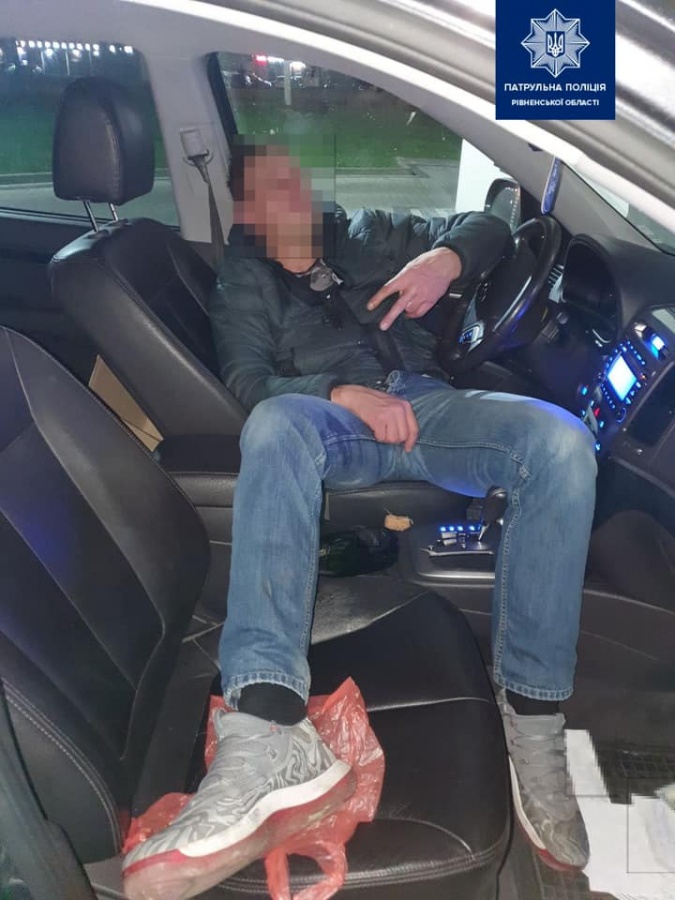 У Рівному, аби уникнути затримання, п'яний водій вдавав, що спить